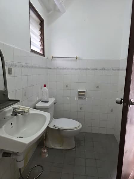 Kondominium untuk Disewa di Bukit Pandan Kondominium 1 - Lee Yuqi - Bathroom - PropertyGuru.com.my