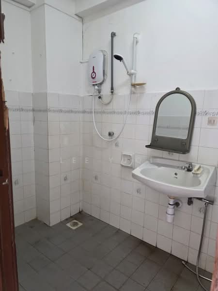 Kondominium untuk Disewa di Bukit Pandan Kondominium 1 - Lee Yuqi - Bathroom - PropertyGuru.com.my