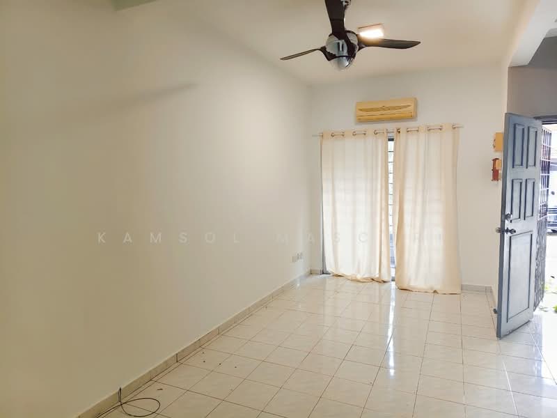 Rumah Teres 2 Tingkat untuk Dijual di Bandar Baru Puncak Alam (Puncak Alam) - Kamsol Mascuri - Living Room - PropertyGuru.com.my