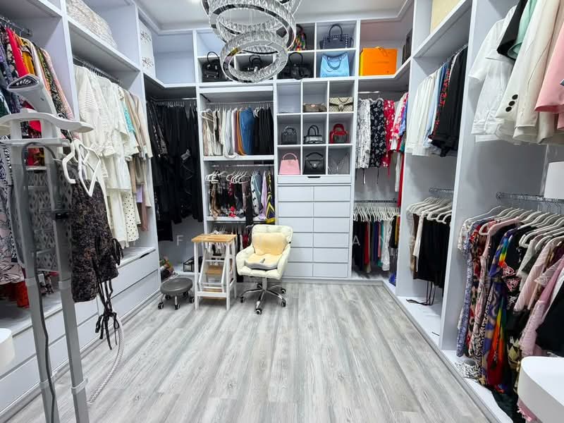 Rumah Berkembar untuk Dijual di Anggun 2 Residence (Rawang) - Tiffany Yang - Wardrobe - PropertyGuru.com.my