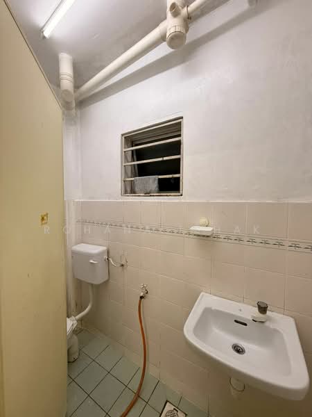 Pangsapuri untuk Disewa di Astana Alam Apartment 2 - Rohana Ishak - Bathroom - PropertyGuru.com.my