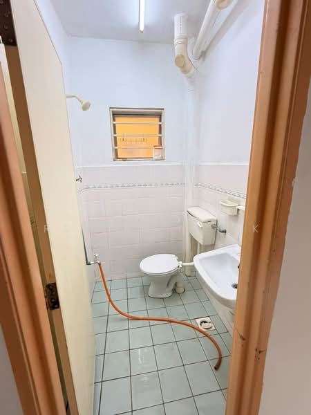 Pangsapuri untuk Disewa di Astana Alam Apartment 2 - Rohana Ishak - Bathroom - PropertyGuru.com.my