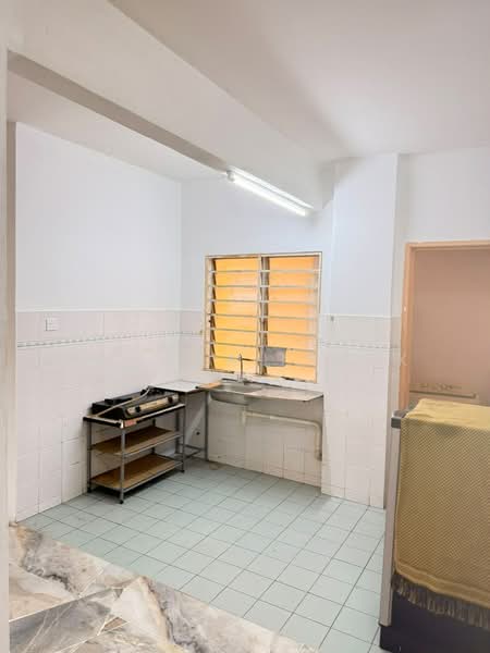 Pangsapuri untuk Disewa di Astana Alam Apartment 2 - Rohana Ishak - Kitchen - PropertyGuru.com.my