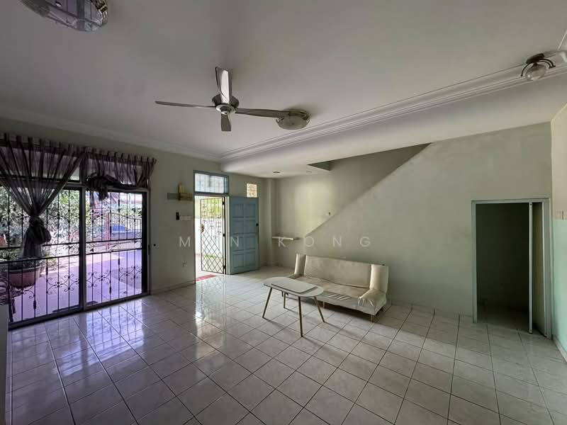 Rumah Teres 2 Tingkat untuk Disewa di Taman Setia Indah (Tebrau) - Min Kong - Living Room - PropertyGuru.com.my