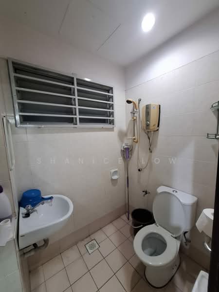 Rumah Teres 2 Tingkat untuk Dijual di Taman Puchong Tekali (Puchong) - Shanice Low - Bathroom - PropertyGuru.com.my