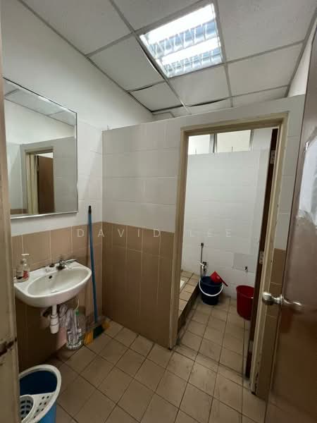 Factory for Rent in Balakong (Selangor) - David Lee - Bathroom - PropertyGuru.com.my