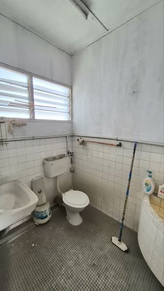 Rumah Teres 2 Tingkat untuk Dijual di Taman Canning (Ipoh) - Sam Lam - Bathroom - PropertyGuru.com.my
