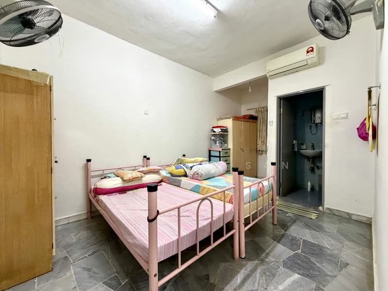 Townhouse for Sale in Bandar Baru Ampang (Ampang) - Chew Ken San - Bedroom - PropertyGuru.com.my