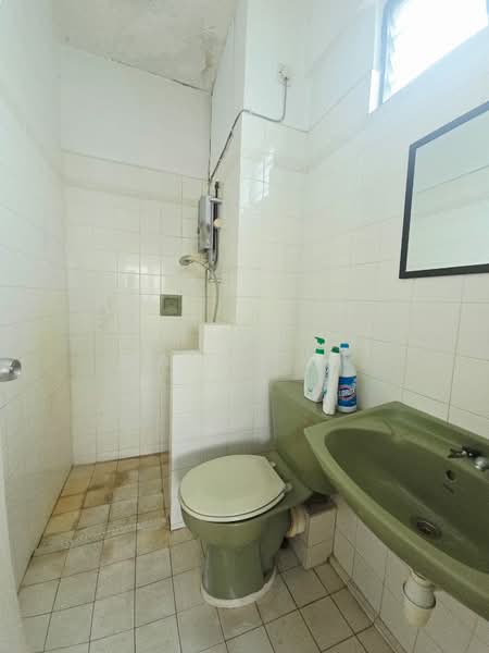 Pangsapuri untuk Dijual di Lavinia Apartments - Zane Tam - Bathroom - PropertyGuru.com.my