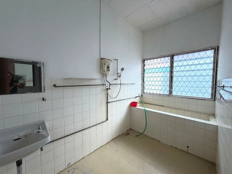 Rumah Teres 2 Tingkat untuk Disewa di Taman Besi (Jelutong) - Jen Choo - Bathroom - PropertyGuru.com.my