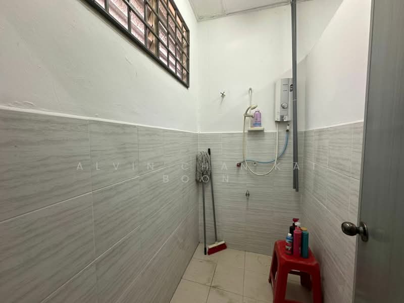 Shop for Sale in Melaka City (Melaka) - Alvin Chan Kai Boon - Bathroom - PropertyGuru.com.my