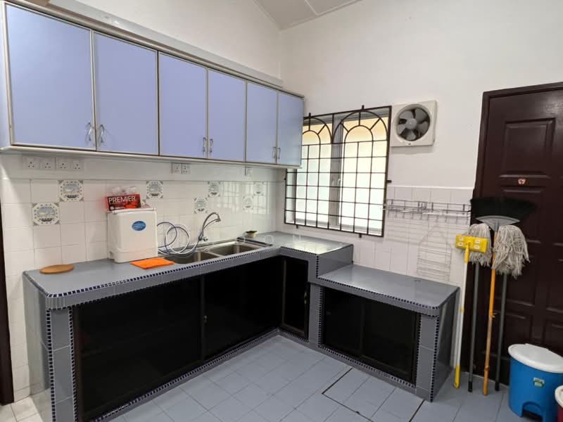1-storey Terraced House for Sale in Taman Seri Telok Emas (Telok Mas) - Woon . - Kitchen - PropertyGuru.com.my