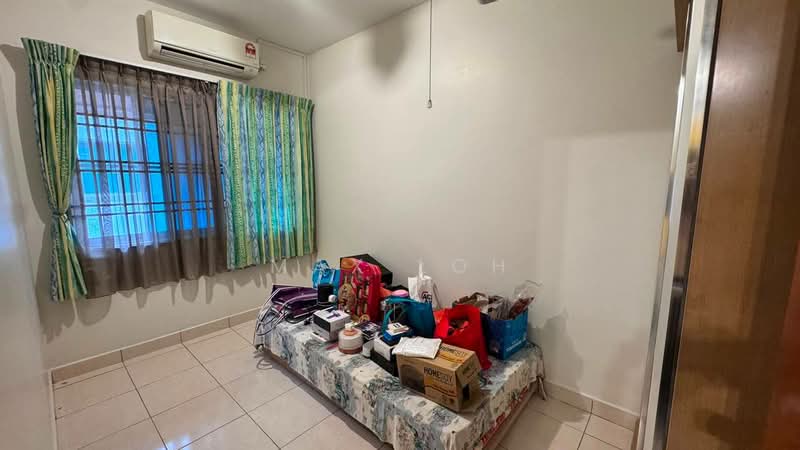 1.5-storey Terraced House for Sale in Taman Gaya (Ulu Tiram) - Max Loh - Bedroom - PropertyGuru.com.my