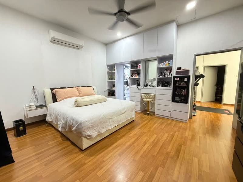 Semi-Detached House for Sale in Taman Anggun (Rawang) - SK Luk - Master Bedroom - PropertyGuru.com.my