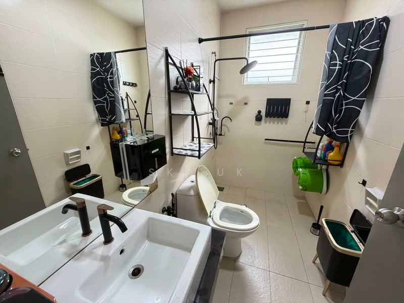 Semi-Detached House for Sale in Taman Anggun (Rawang) - SK Luk - Bathroom - PropertyGuru.com.my