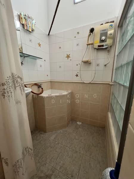 1.5-storey Terraced House for Sale in Sea Park (Petaling Jaya) - Hwa Kong Ding - Mezzanine bathroom - PropertyGuru.com.my
