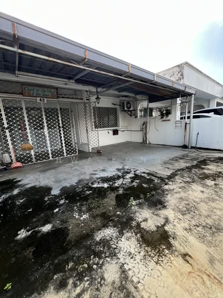 1.5-storey Terraced House for Sale in Sea Park (Petaling Jaya) - Hwa Kong Ding - Porch - PropertyGuru.com.my