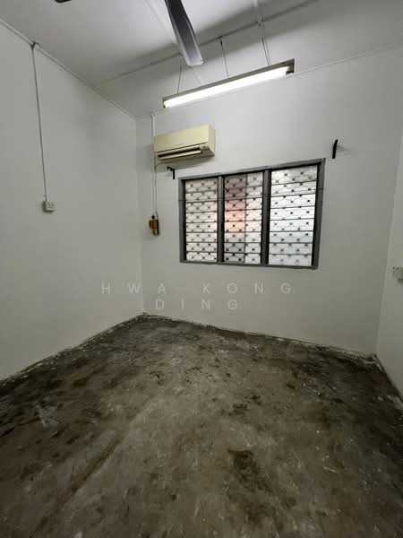 1.5-storey Terraced House for Sale in Sea Park (Petaling Jaya) - Hwa Kong Ding - Bedroom 1 - PropertyGuru.com.my