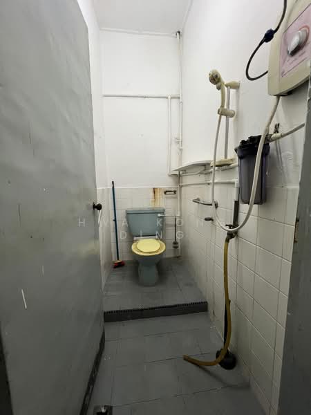1.5-storey Terraced House for Sale in Sea Park (Petaling Jaya) - Hwa Kong Ding - Shared toilet - PropertyGuru.com.my