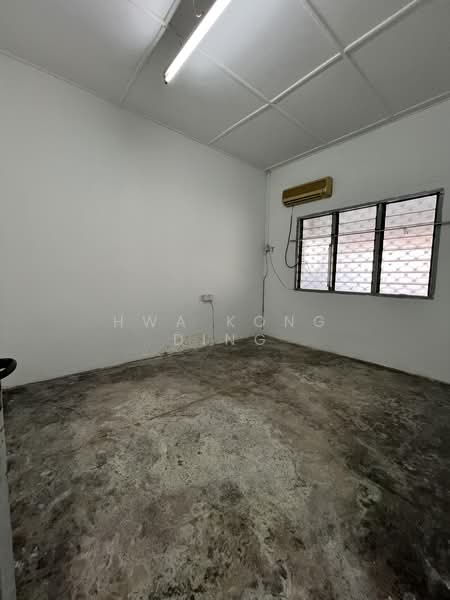 1.5-storey Terraced House for Sale in Sea Park (Petaling Jaya) - Hwa Kong Ding - Bedroom 4 - PropertyGuru.com.my