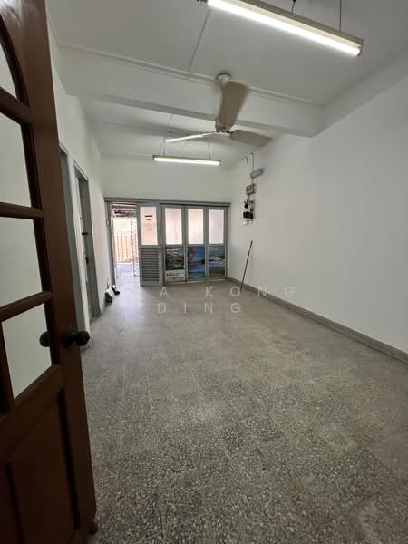 1.5-storey Terraced House for Sale in Sea Park (Petaling Jaya) - Hwa Kong Ding - Living Hall - PropertyGuru.com.my
