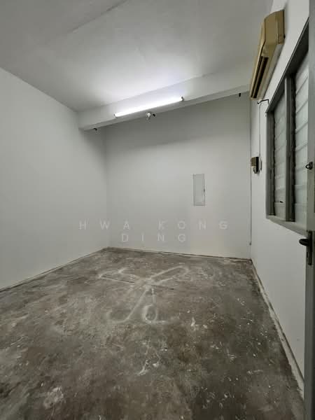 1.5-storey Terraced House for Sale in Sea Park (Petaling Jaya) - Hwa Kong Ding - Bedroom 2 - PropertyGuru.com.my