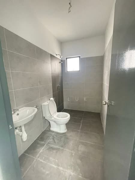 Semi-Detached House for Sale in Taman Scientex Rawang (Rawang) - SK Luk - Bathroom - PropertyGuru.com.my