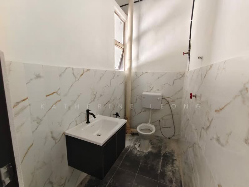 Warehouse for Rent in Rawang (Selangor) - Katherine Leong - Bathroom - PropertyGuru.com.my