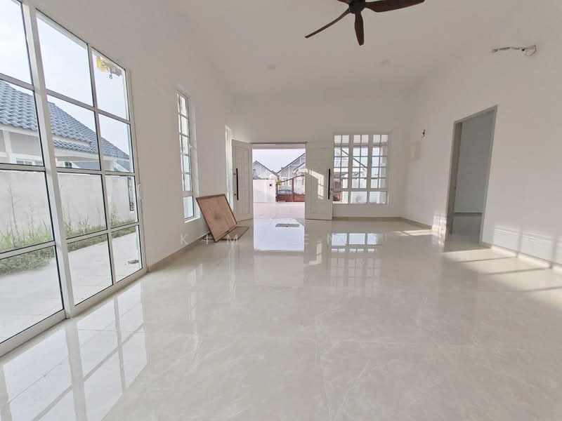 Bungalow for Sale in Taman Parkland (Kluang) - Kim Seng - Living Room - PropertyGuru.com.my