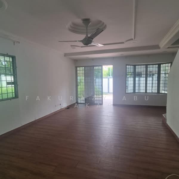 2-storey Terraced House for Sale in TAMAN PUCHONG UTAMA (Puchong) - Fakurazy Abu Bakar - Living Room - PropertyGuru.com.my
