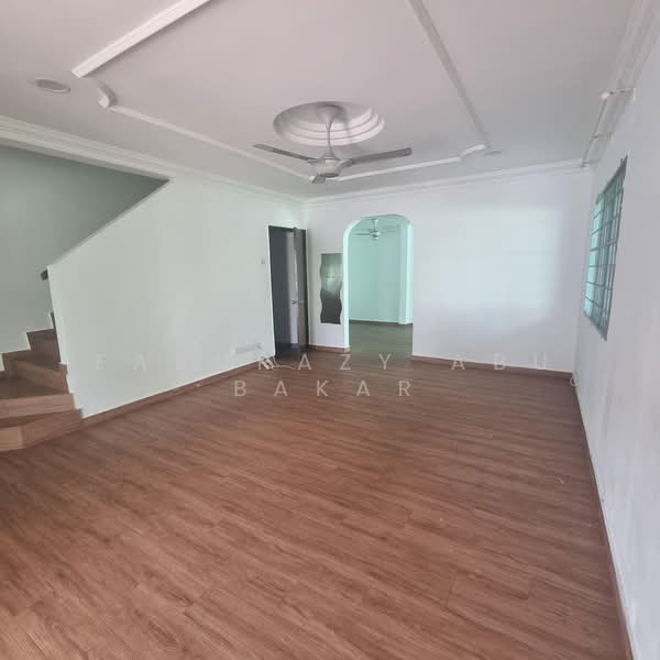 2-storey Terraced House for Sale in TAMAN PUCHONG UTAMA (Puchong) - Fakurazy Abu Bakar - Living Room - PropertyGuru.com.my