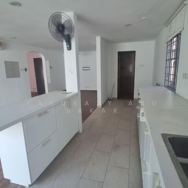 2-storey Terraced House for Sale in TAMAN PUCHONG UTAMA (Puchong) - Fakurazy Abu Bakar - Kitchen - PropertyGuru.com.my