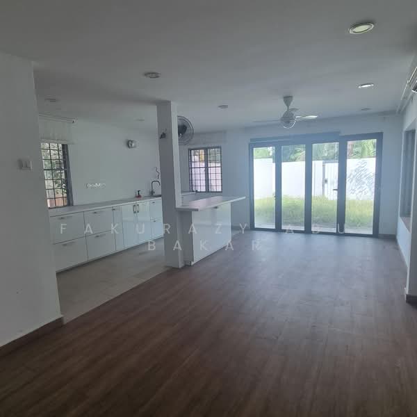 2-storey Terraced House for Sale in TAMAN PUCHONG UTAMA (Puchong) - Fakurazy Abu Bakar - Kitchen - PropertyGuru.com.my