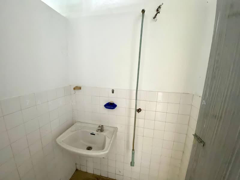 2-storey Terraced House for Sale in Taman Sri Muda (Shah Alam) - Zarema Kulbuzheva - Bathroom - PropertyGuru.com.my