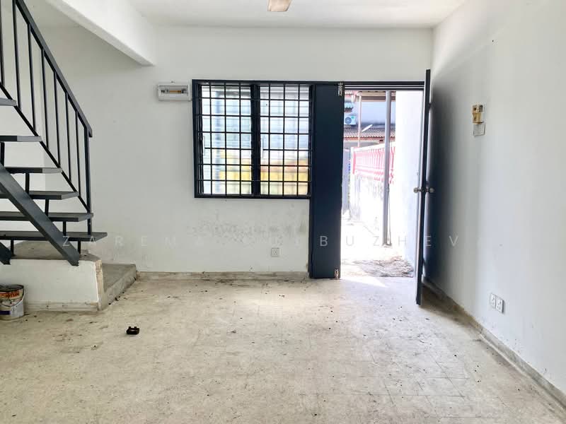 2-storey Terraced House for Sale in Taman Sri Muda (Shah Alam) - Zarema Kulbuzheva - Entrance - PropertyGuru.com.my