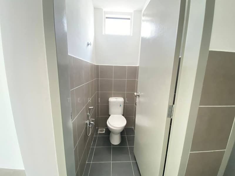 Shop for Rent in Bandar Tasik Kesuma (Beranang) - Puteri Ellysha - Bathroom - PropertyGuru.com.my