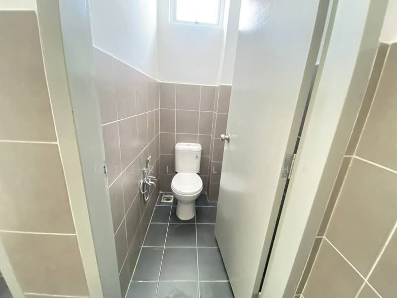 Shop for Rent in Bandar Tasik Kesuma (Beranang) - Puteri Ellysha - Bathroom - PropertyGuru.com.my