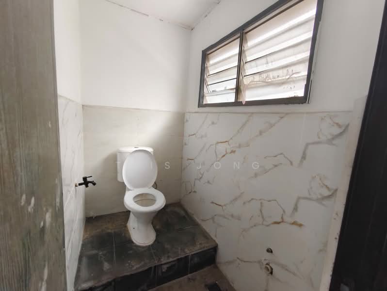 Warehouse for Rent in Bukit Sentosa (Rawang) - Tris Jong - Bathroom - PropertyGuru.com.my