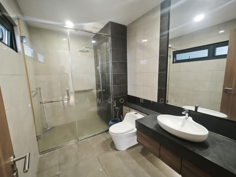 Kondominium untuk Dijual di Harrington Suites - Fernando Ricky - Bathroom - PropertyGuru.com.my