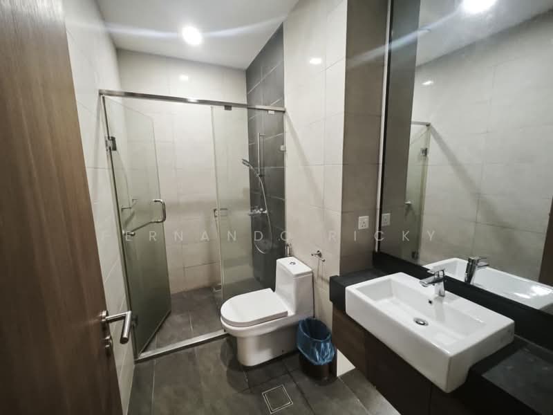 Kondominium untuk Dijual di Harrington Suites - Fernando Ricky - Bathroom - PropertyGuru.com.my
