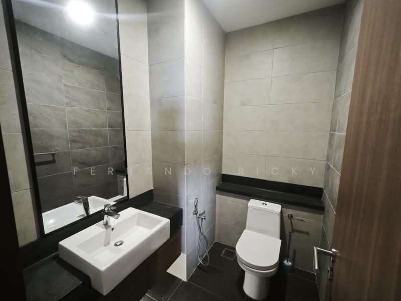 Kondominium untuk Dijual di Harrington Suites - Fernando Ricky - Bathroom - PropertyGuru.com.my