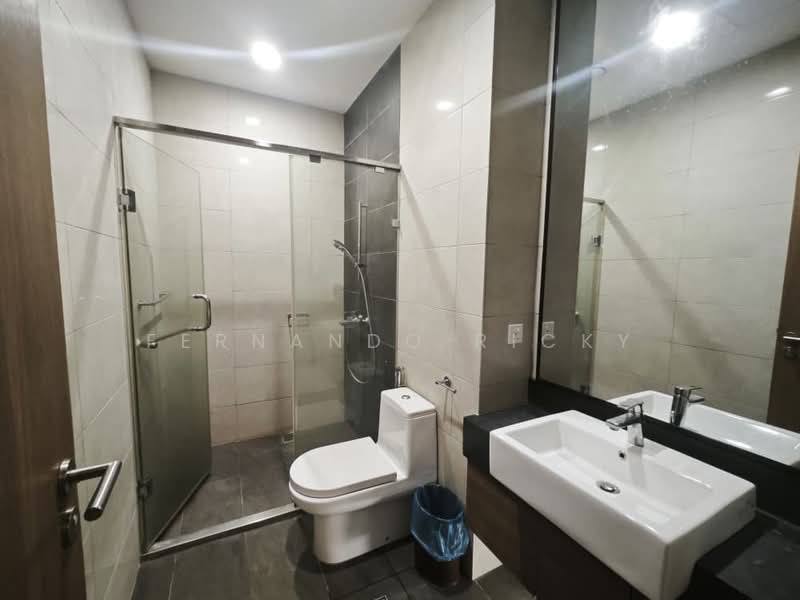 Kondominium untuk Dijual di Harrington Suites - Fernando Ricky - Bathroom - PropertyGuru.com.my