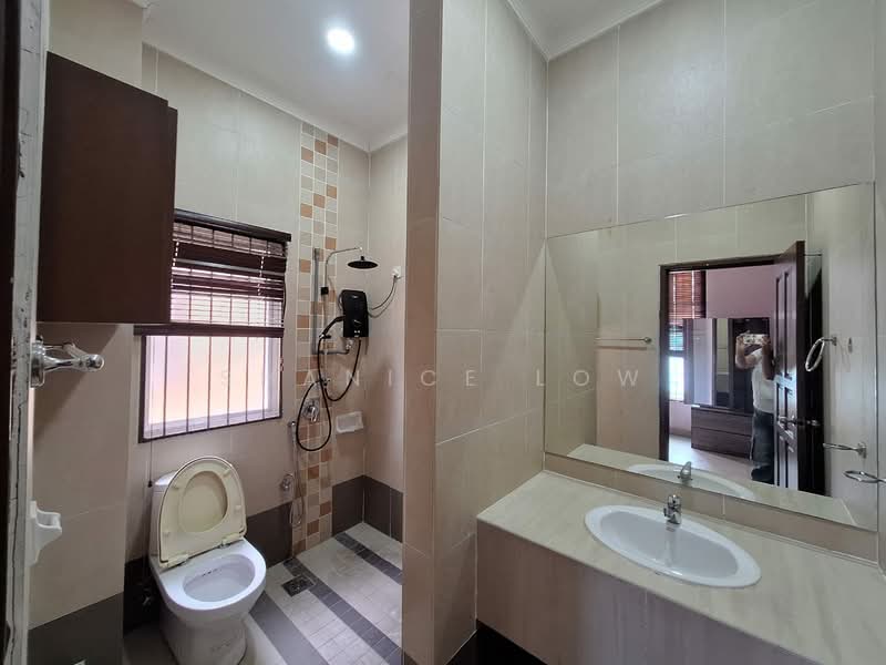 Rumah Berkembar untuk Dijual di Taman Tasik Prima (Puchong) - Shanice Low - Bathroom - PropertyGuru.com.my