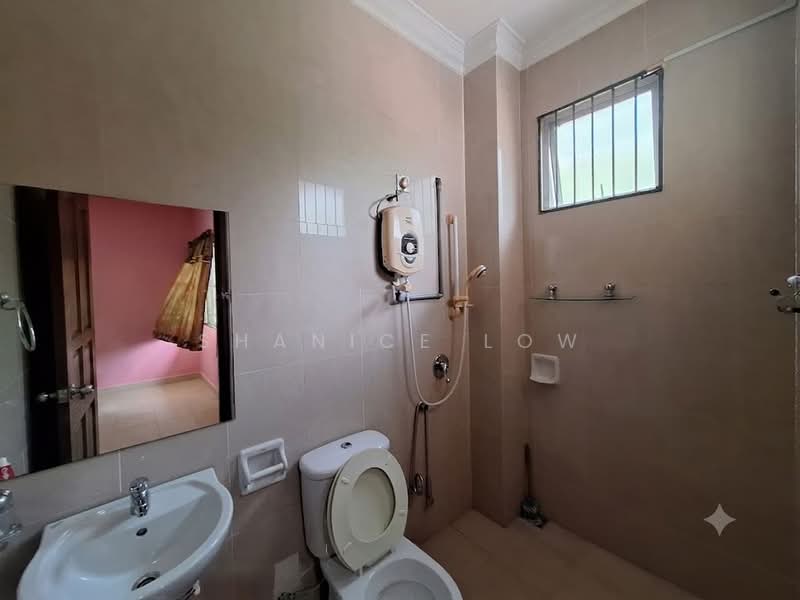 Rumah Berkembar untuk Dijual di Taman Tasik Prima (Puchong) - Shanice Low - Bathroom - PropertyGuru.com.my