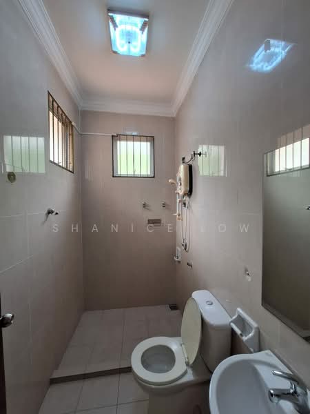 Rumah Berkembar untuk Dijual di Taman Tasik Prima (Puchong) - Shanice Low - Bathroom - PropertyGuru.com.my