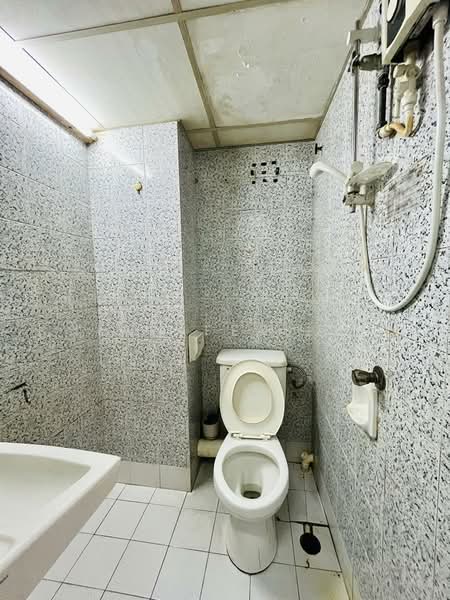 Pangsapuri untuk Disewa di BJ Court Apartment - Jennifer Lee - Bathroom - PropertyGuru.com.my