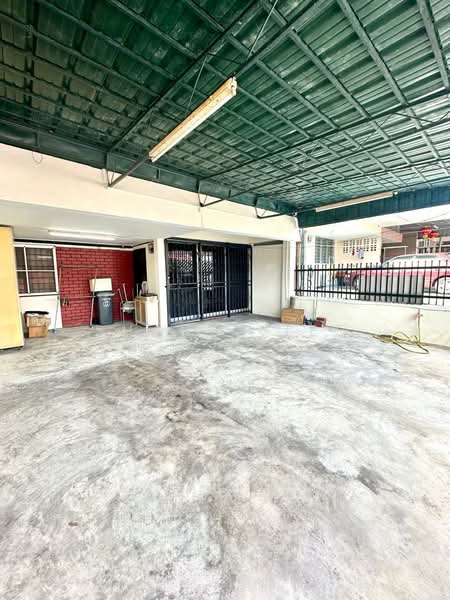 1-storey Terraced House for Sale in Taman Sri Kluang (Kluang) - Shanel Tee - Car Park - PropertyGuru.com.my