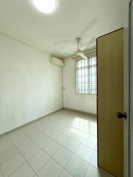 Apartment for Sale at Lake View Suites - Vinna Loh - Interior - PropertyGuru.com.my