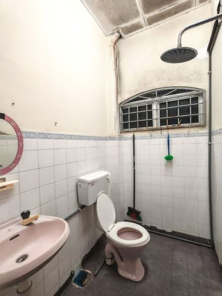 2-storey Terraced House for Rent in Bandar Teknologi Kajang (Kajang) - Kamil Radzuan - Bathroom - PropertyGuru.com.my
