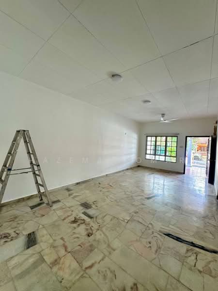 1-storey Terraced House for Sale in Alam Damai (Cheras) - Hazeman Omar - Living Room - PropertyGuru.com.my